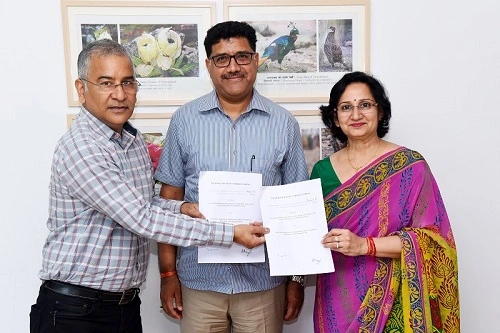 Registrar-SRHU_-Dr-Susheela-Sharma_-and-founder-SDC-Anoop-Nautiyal-exchanging-the-MoU-in-the-presenc