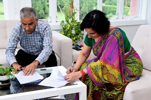 Registrar-SRHU_-Dr-Susheela-Sharma_-and-founder-SDC-Anoop-Nautiyal-signing-the-MoU-_1_