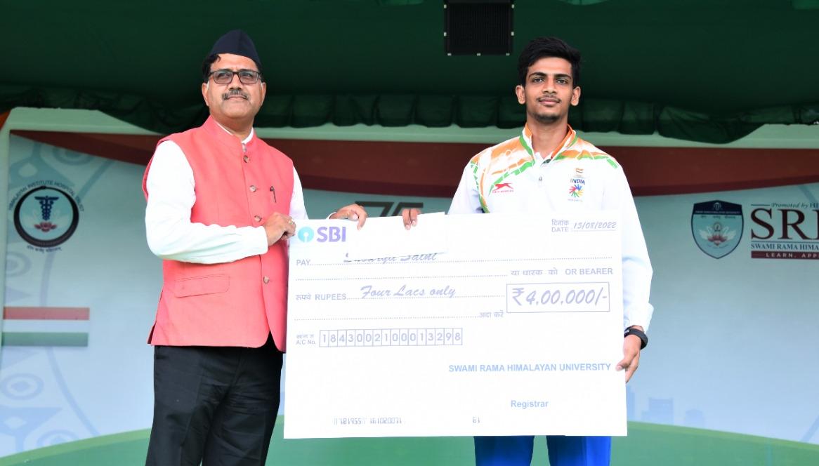 Vice-Chancellor-of-Swami-Rama-Himalayan-University-Dr-Vijay-Dhasmana-gifted-a-check-Rs-4-lakh-to-Shourya-Saini