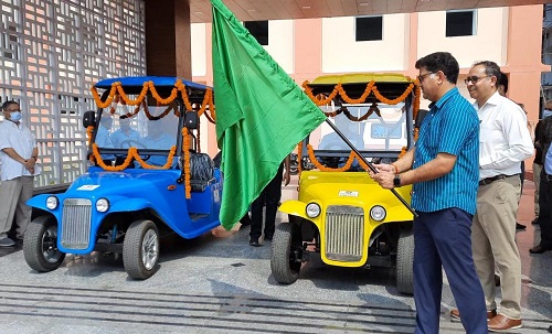 Vice-Chancellor-Swami-Rama-Himalayan-University-Dr.-Vijay-Dhasmana-flags-off-two-e-vehicles